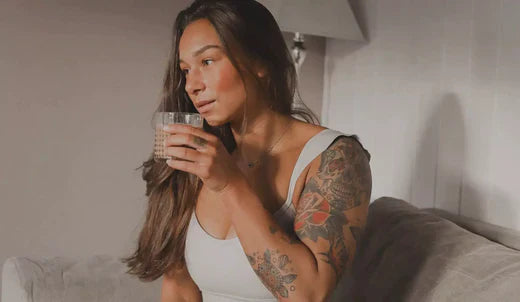 Entspanntes Bild mit einem Glas Wasser – aus dem Blogartikel ‘Drei Dinge, die Sie vielleicht noch nicht über Beta-Carotin wussten: Macht Beta-Carotin gelb, und kann die Bräune länger anhalten?’ Erfahren Sie mehr über die Vorteile von Beta-Carotin.