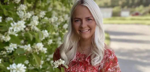 Marte Aune teilt ihre Erfahrungen mit Beta-Carotin Gold – Bild aus dem Blogartikel ‘Die Wirkung von Beta-Carotin: „Ich bekomme Komplimente zu meiner Bräune“’. Natürlich strahlende Bräune das ganze Jahr über dank Beta-Carotin.