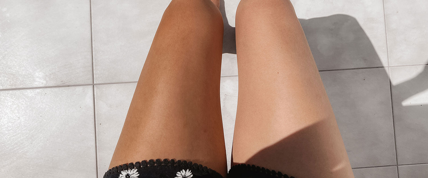 Før og etter bilde av ben med selvbruning fra Tan Luxious – tydelig forskjell med naturlig og jevn brunfarge på det ene benet. Dokumenterer effekten av selvbruningsprodukter for glødende hud uten skjolder.